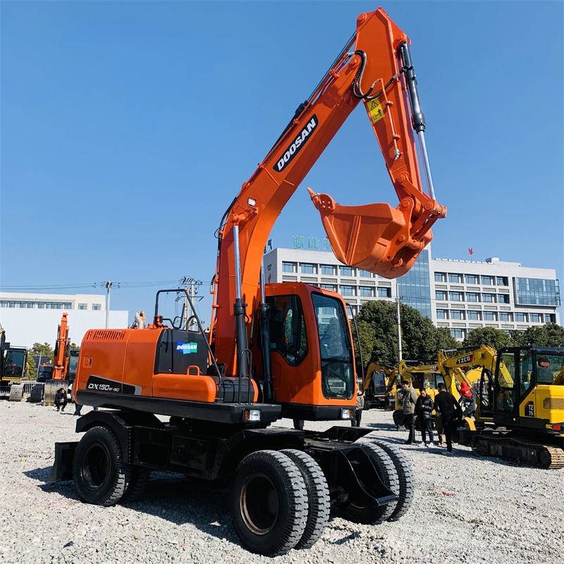 Doosan DX150W Ekskavatori uz riteņiem