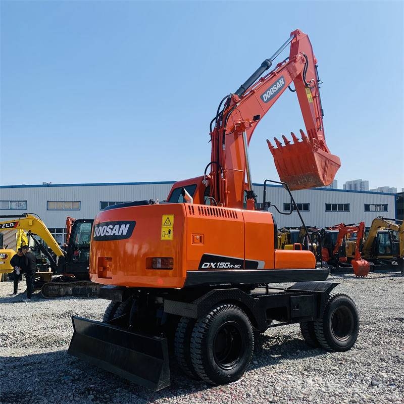 Doosan DX150W Ekskavatori uz riteņiem