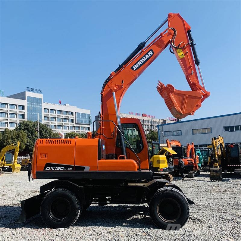 Doosan DX150W Ekskavatori uz riteņiem