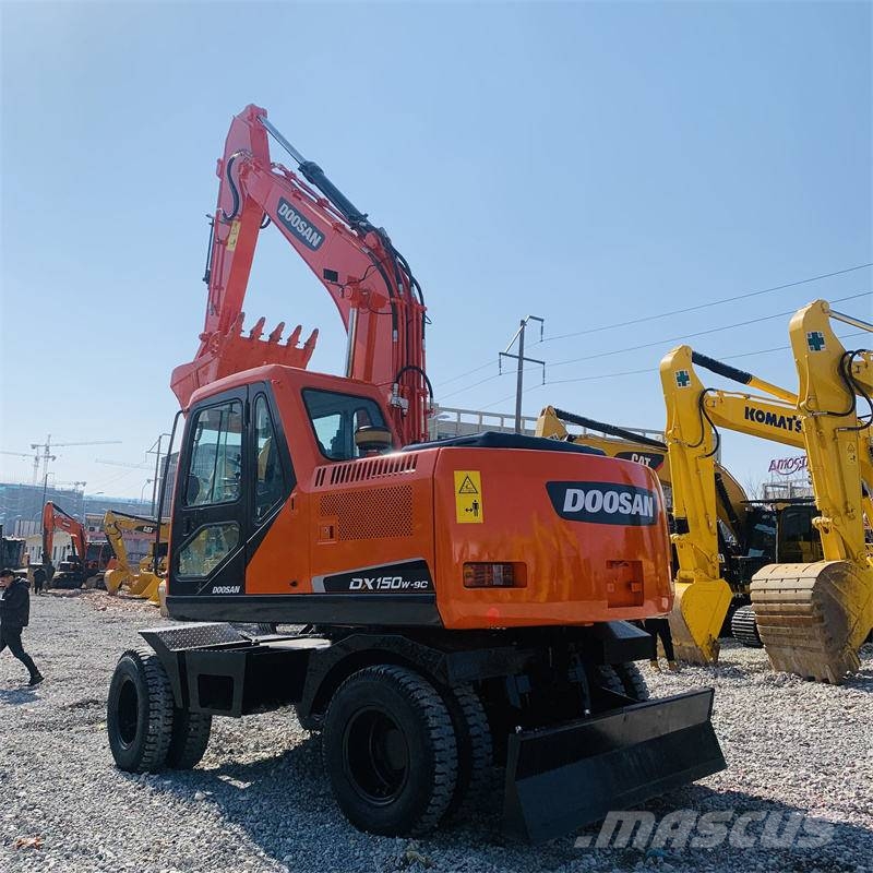 Doosan DX150W Ekskavatori uz riteņiem