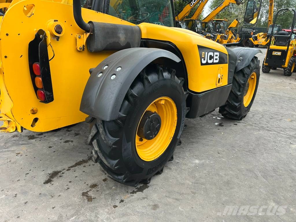 JCB 531-70 مناولات متداخلة