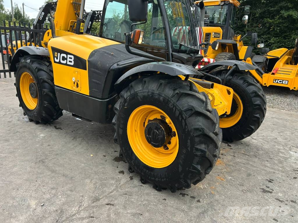 JCB 531-70 مناولات متداخلة