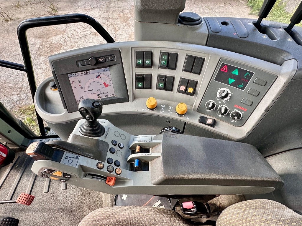 CLAAS Axion 840 Traktori