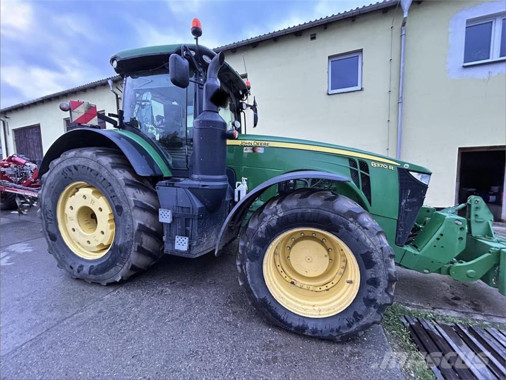 John Deere 8370R E23 الجرارات