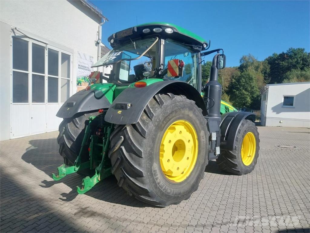 John Deere 8370R E23 الجرارات