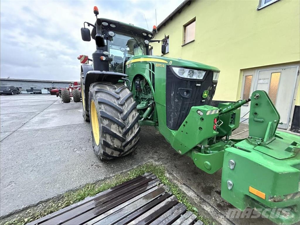John Deere 8370R E23 الجرارات