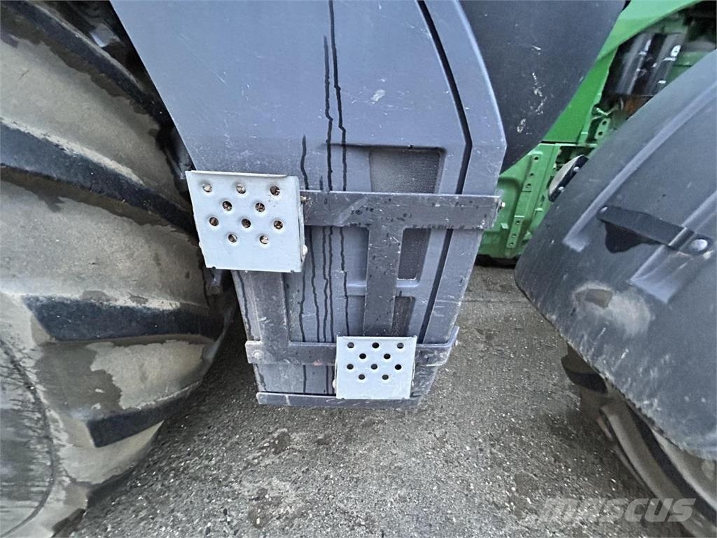 John Deere 8370R E23 الجرارات