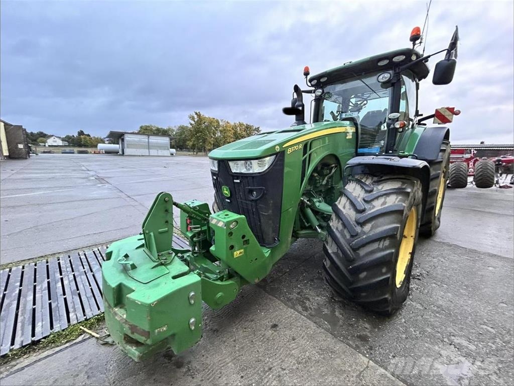 John Deere 8370R E23 الجرارات