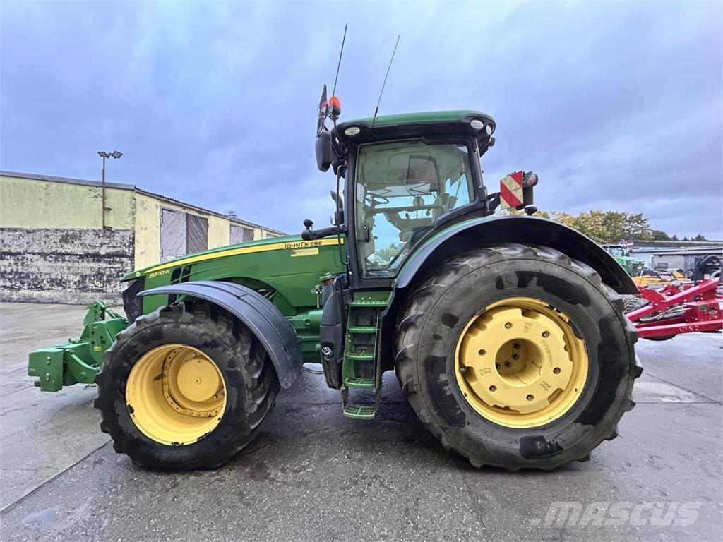John Deere 8370R E23 الجرارات