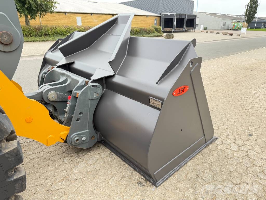 Liebherr L 550 XPower لوادر بعجل
