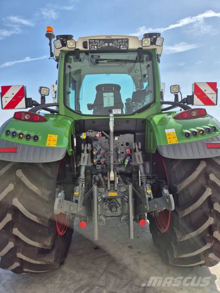 Fendt 718 Vario Tractors