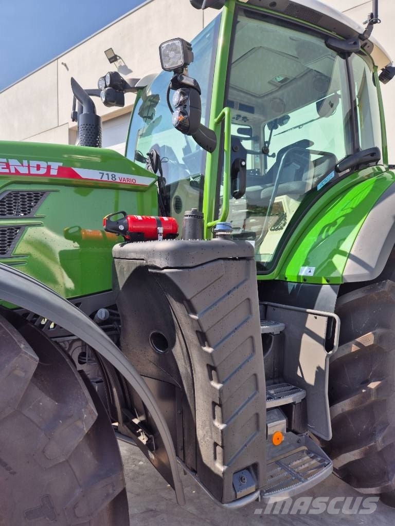 Fendt 718 Vario Tractors
