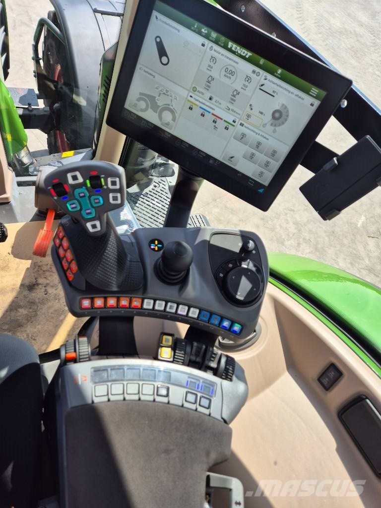 Fendt 718 Vario Tractors