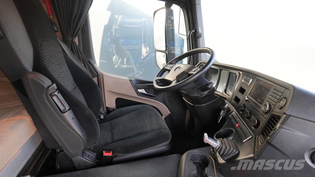 Mercedes-Benz ACTROS 1936 tractor unit Vetopöytäautot