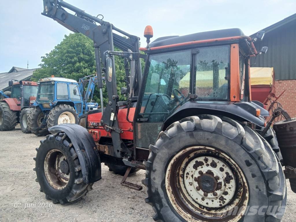 Valtra A95 med frontlæsser og frontlift Traktory
