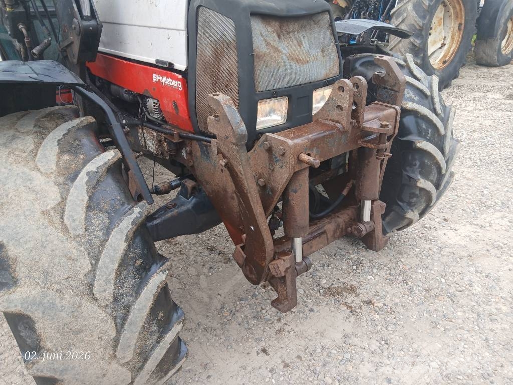 Valtra A95 med frontlæsser og frontlift Traktory