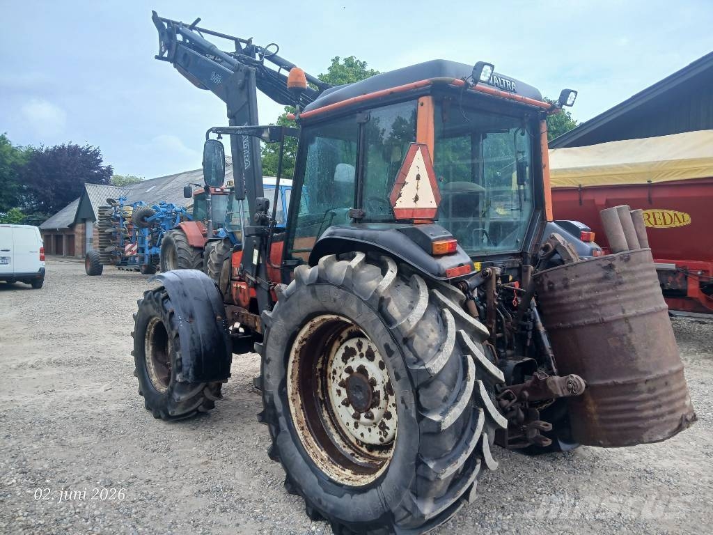 Valtra A95 med frontlæsser og frontlift Traktory