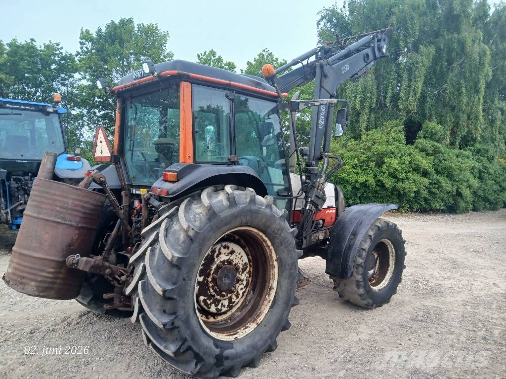 Valtra A95 med frontlæsser og frontlift Traktory
