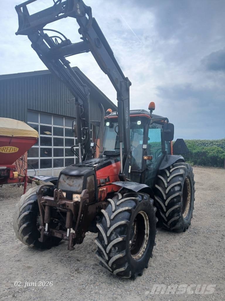 Valtra A95 med frontlæsser og frontlift Traktory