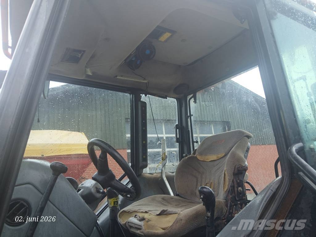 Valtra A95 med frontlæsser og frontlift Traktory