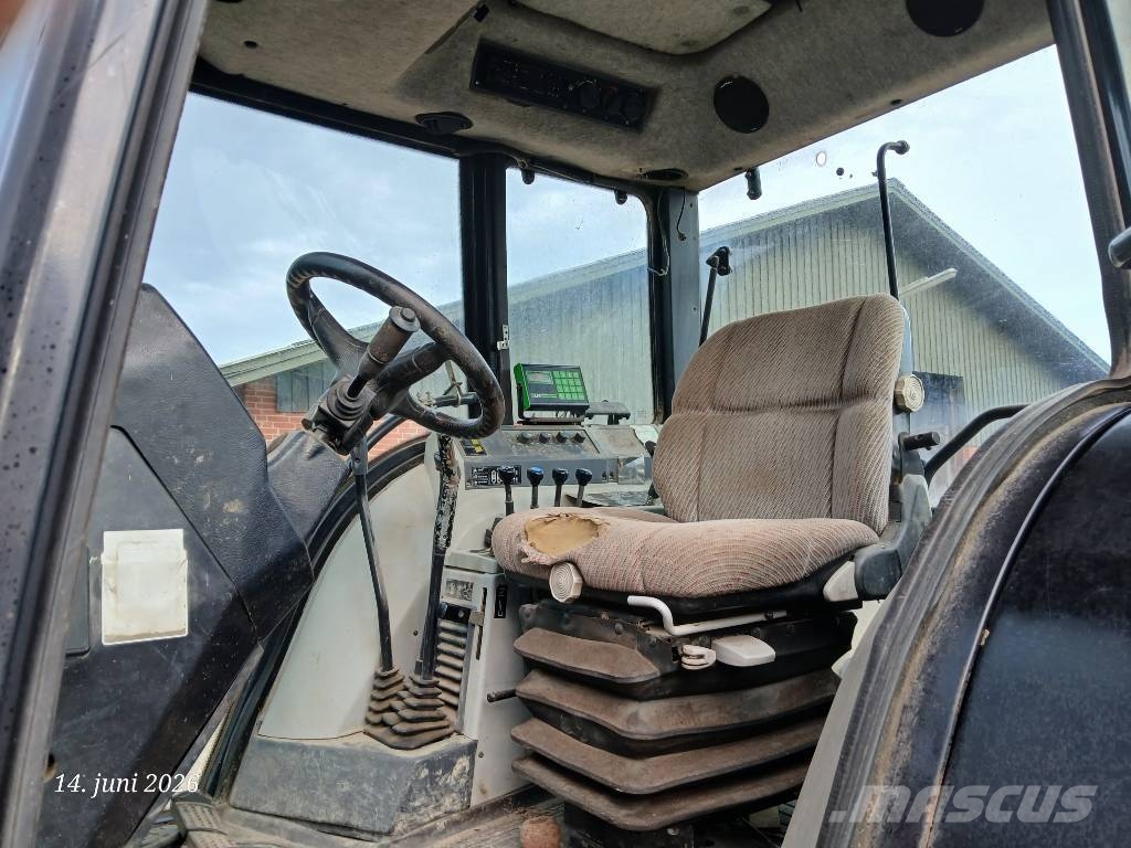 Valtra A95 med frontlæsser og frontlift Traktory