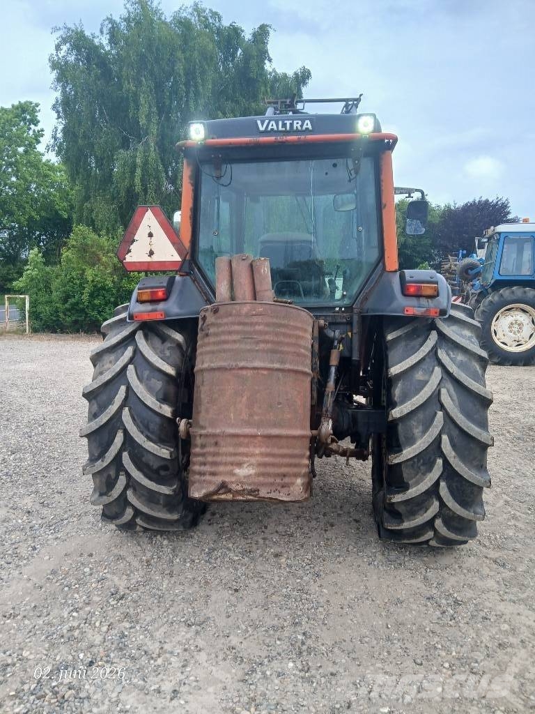 Valtra A95 med frontlæsser og frontlift Traktory