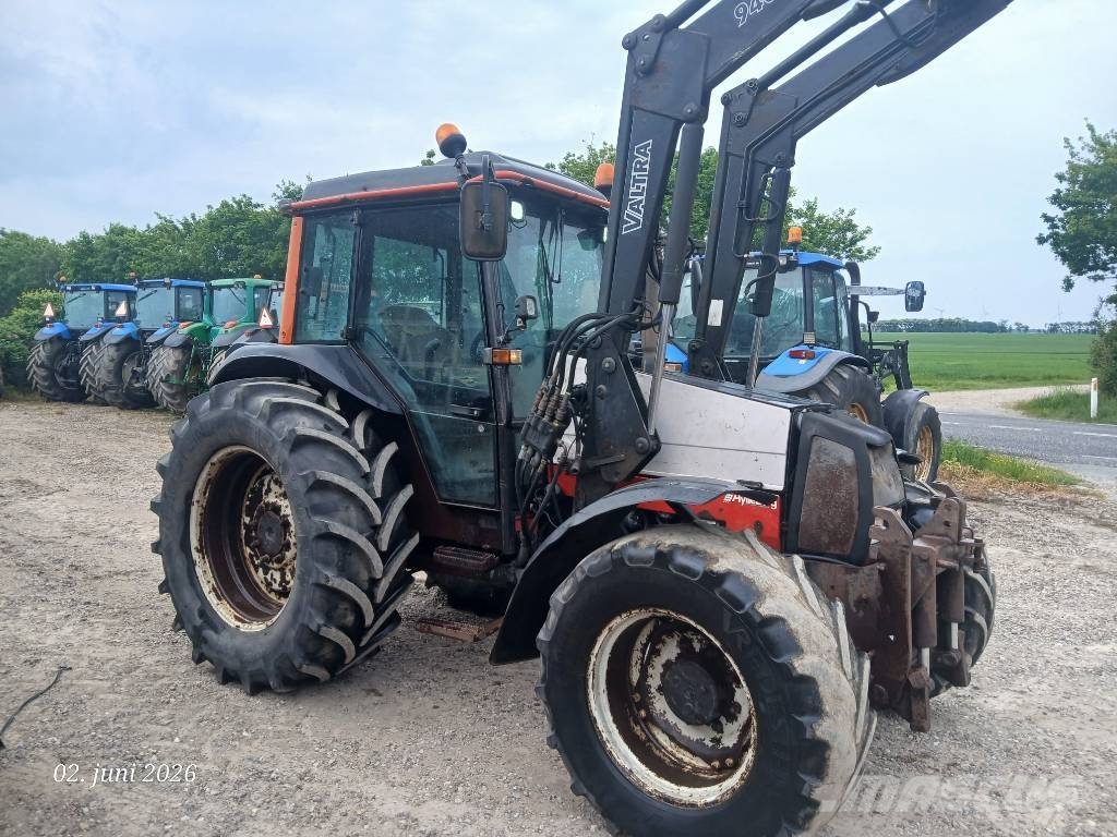 Valtra A95 med frontlæsser og frontlift Traktory