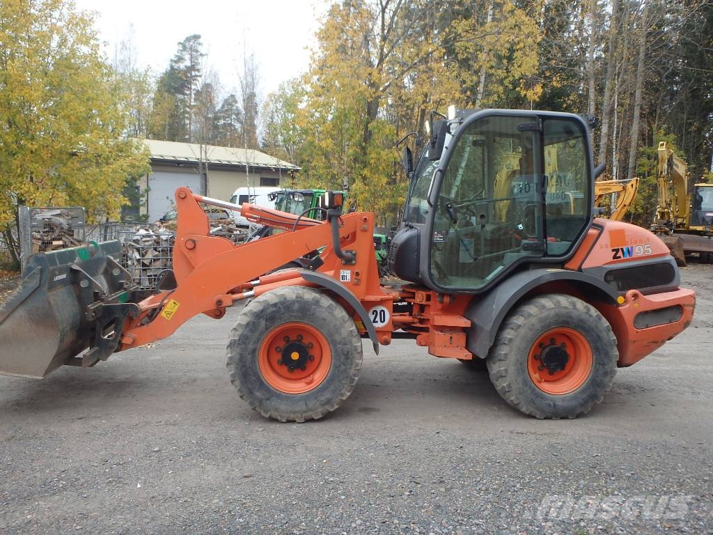 Hitachi ZW 95 4x4 Фронтальные погрузчики