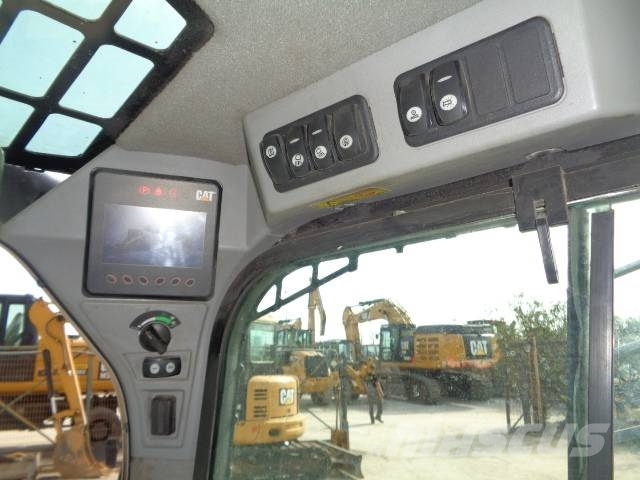 CAT 259 D لوادر انزلاقية التوجيه