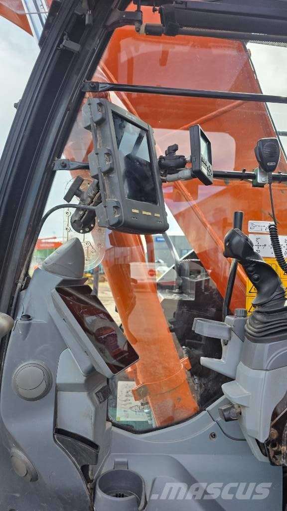 Hitachi ZX135US-7 حفارات زحافة