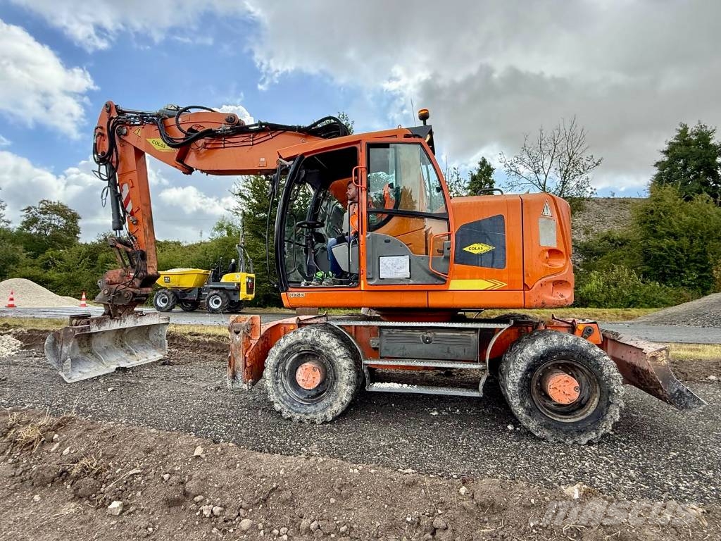 Liebherr 918 compact Lastik tekerli ekskavatörler