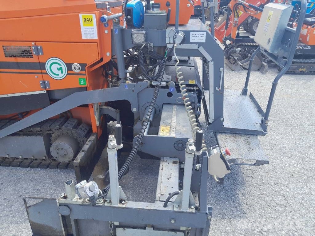 CM Asphalt Kleinfertiger F220T Asphalt splitting machines
