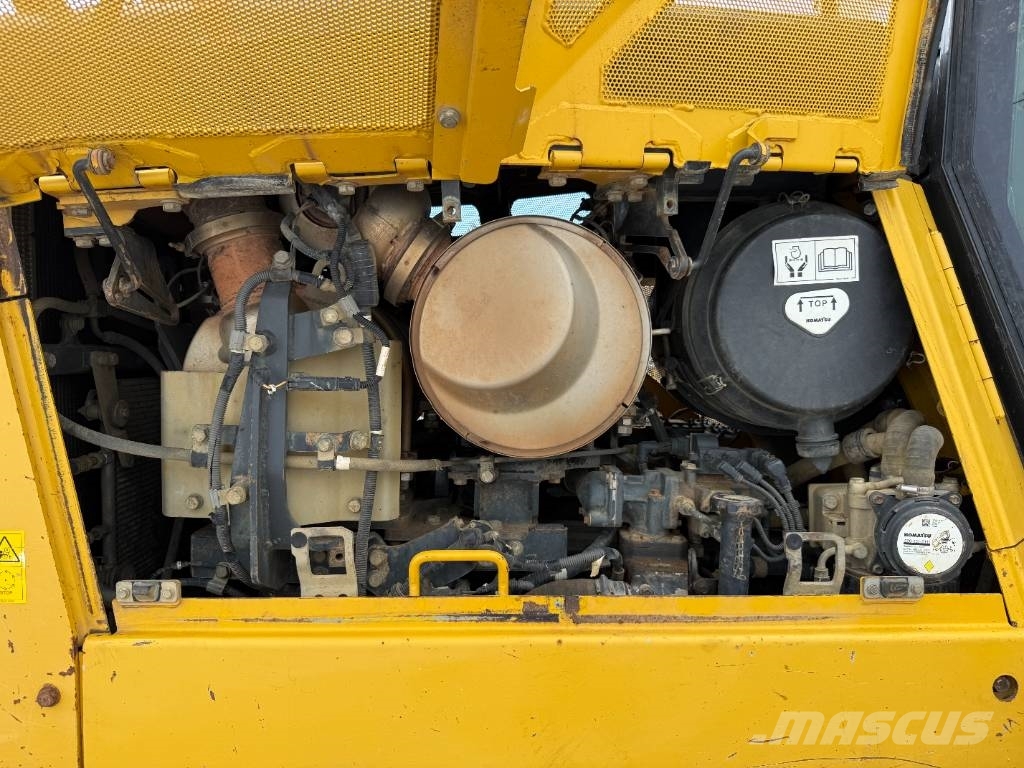 Komatsu D65PXi-18 - Backup Camera / Airco / CE + EPA بلدوزرات مجنزرة