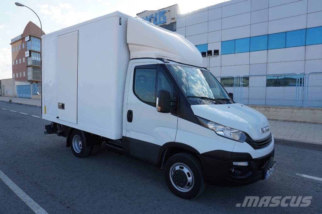 Iveco DAILY 35-180 CERRADO-TRAMPILLA شاحنات مسطحة/مفصلية الجوانب