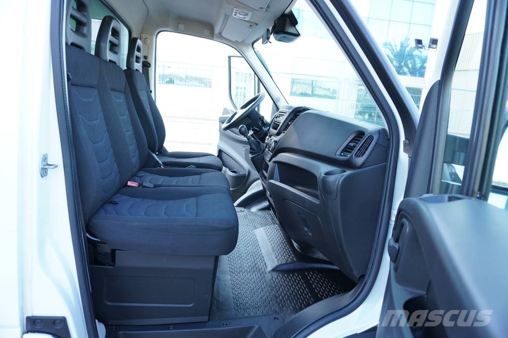 Iveco DAILY 35-180 CERRADO-TRAMPILLA شاحنات مسطحة/مفصلية الجوانب