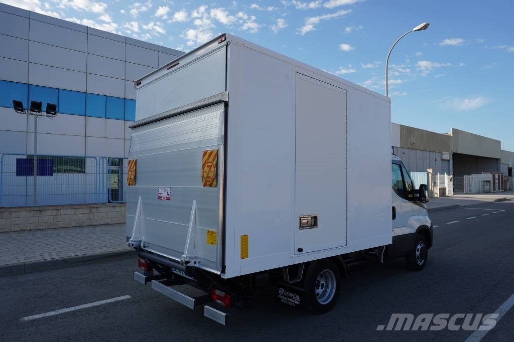 Iveco DAILY 35-180 CERRADO-TRAMPILLA شاحنات مسطحة/مفصلية الجوانب
