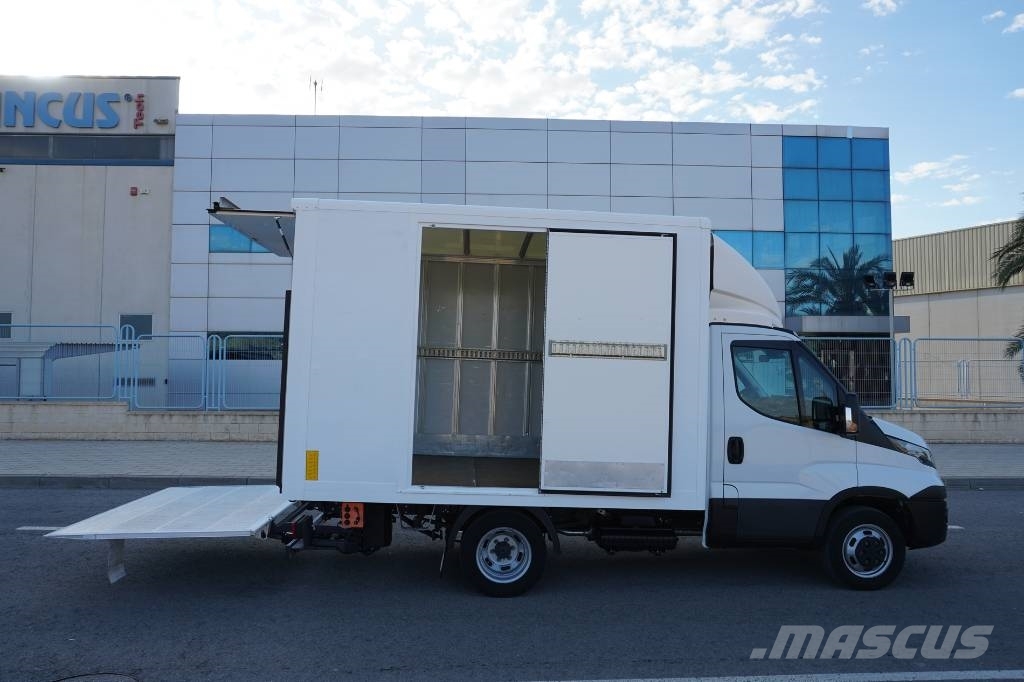 Iveco DAILY 35-180 CERRADO-TRAMPILLA شاحنات مسطحة/مفصلية الجوانب