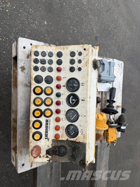Liebherr PR 742 USED CAB PARTS كابينة والداخلية