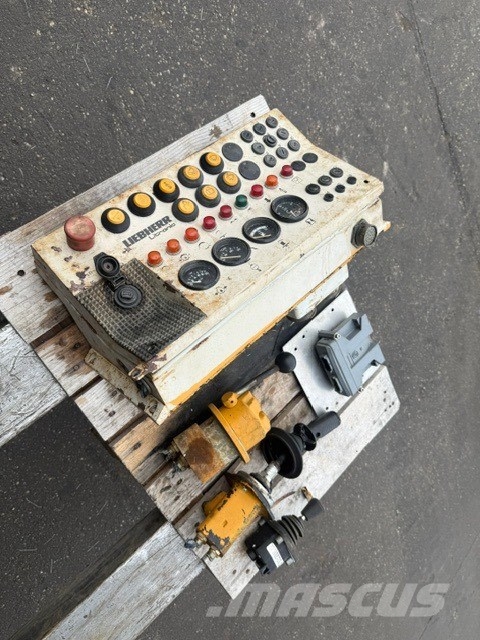 Liebherr PR 742 USED CAB PARTS كابينة والداخلية