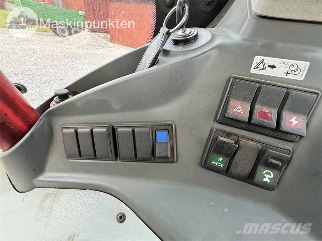 CLAAS Axion 810 Traktorit