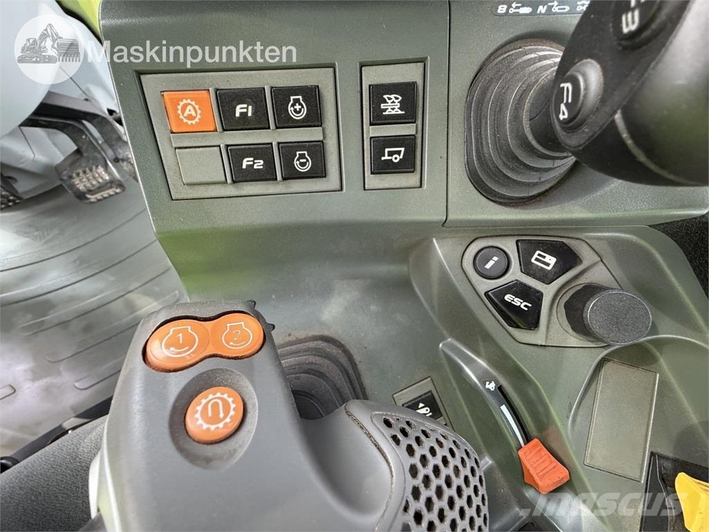 CLAAS Axion 810 Traktorit