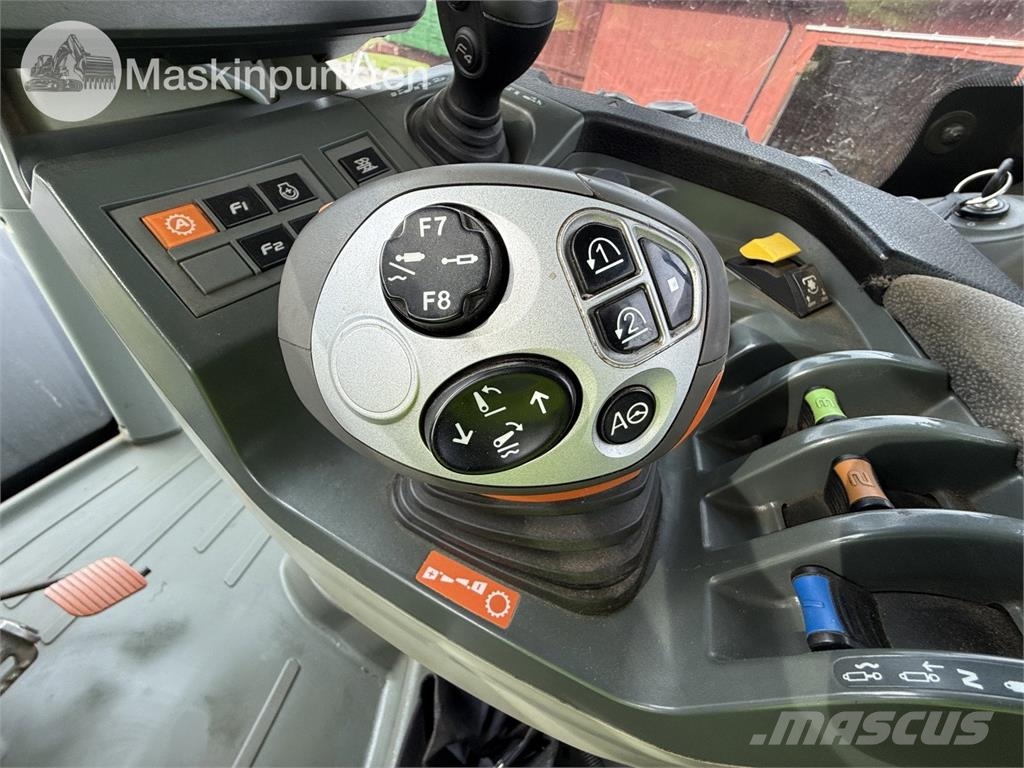 CLAAS Axion 810 Traktorit