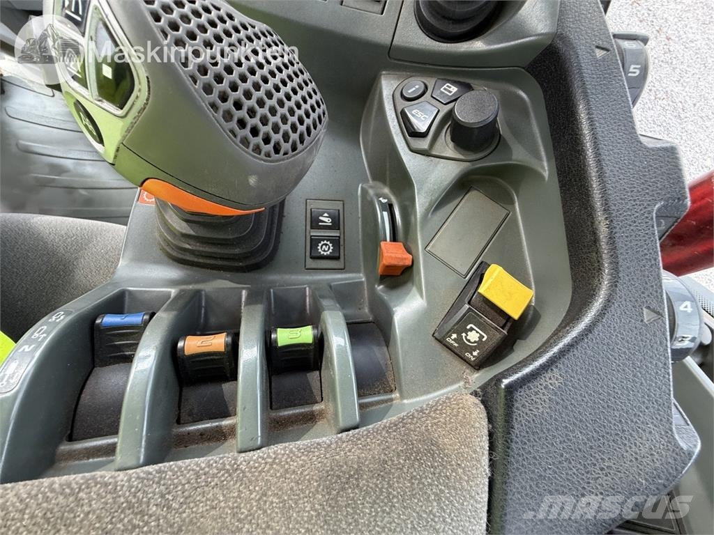 CLAAS Axion 810 Traktorit