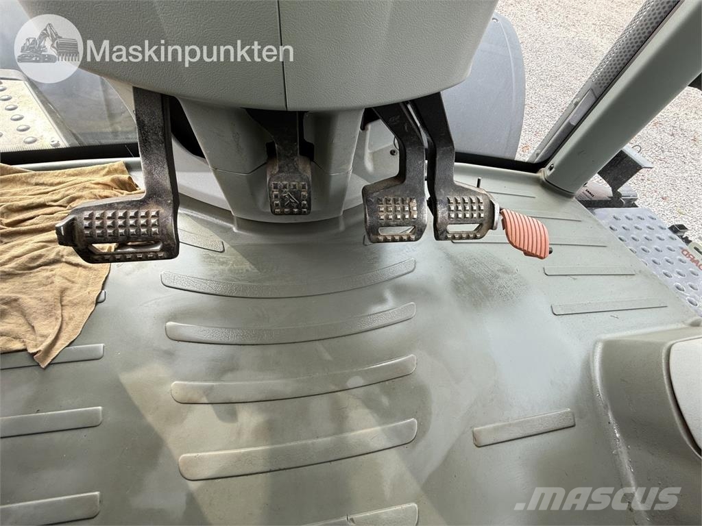 CLAAS Axion 810 Traktorit