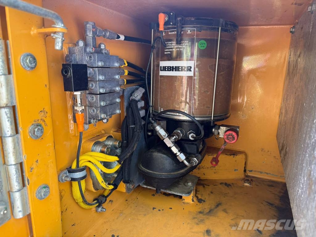 Liebherr R 924 LC Roomikekskavaatorid