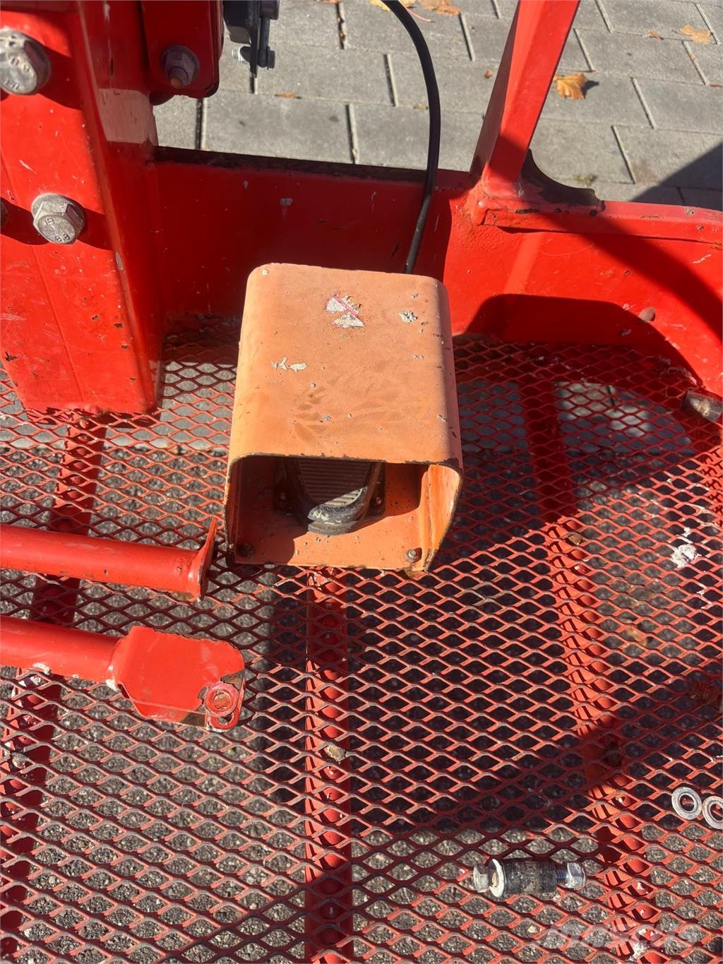 SkyJack SJ30ARJE 2WD Kĺbové plošiny