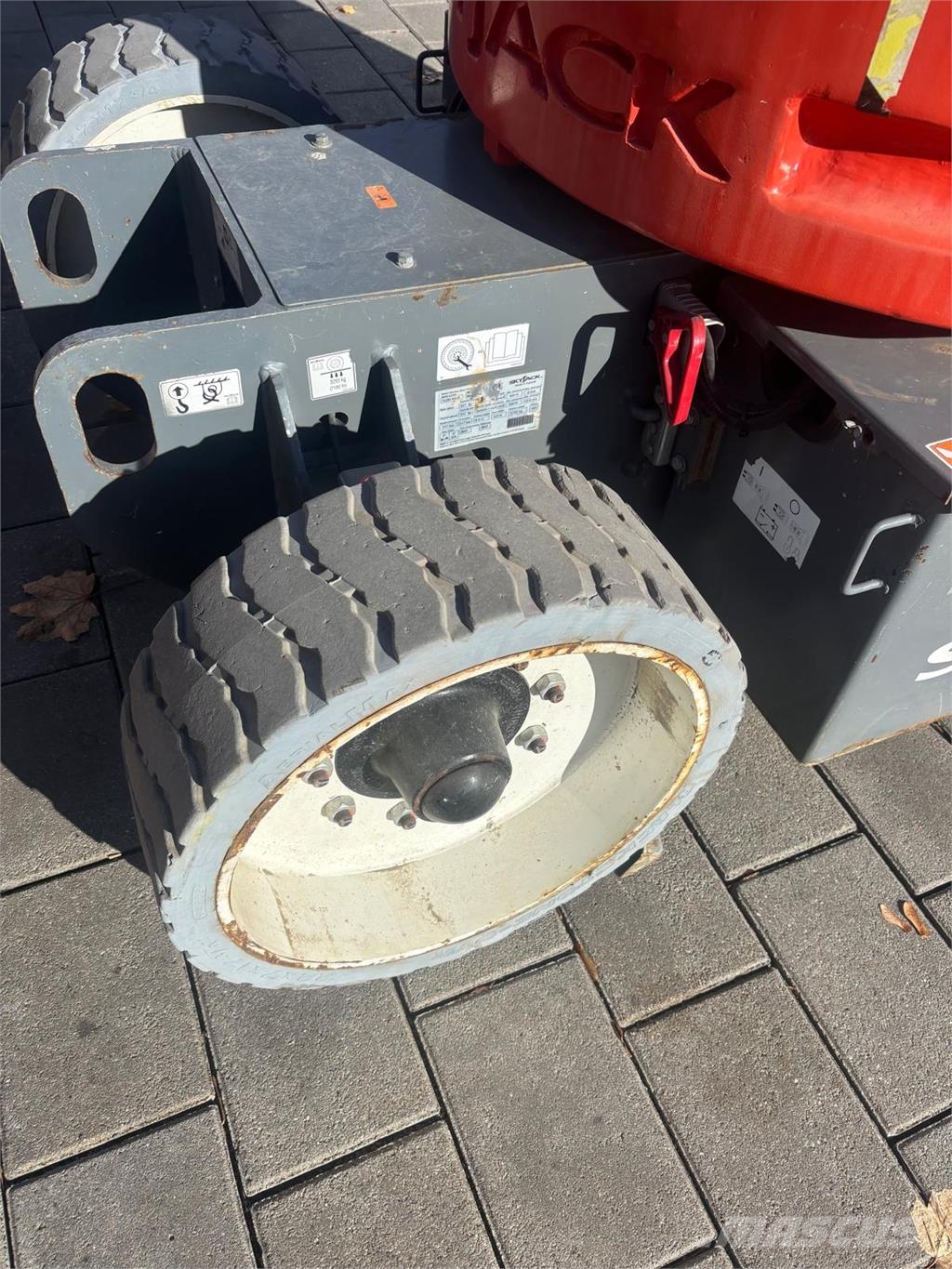 SkyJack SJ30ARJE 2WD Kĺbové plošiny