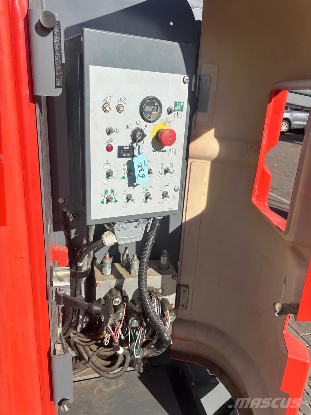 SkyJack SJ30ARJE 2WD Kĺbové plošiny