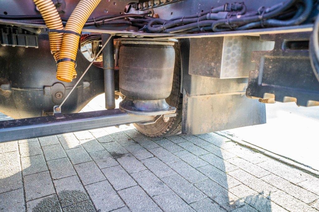 Renault MIDLUM 220 ALU CM 9.000L+4COMP Camiones cisternas