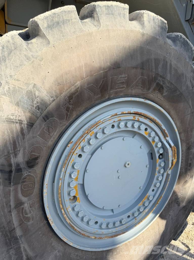 CAT 988 K Kolesni nakladalci